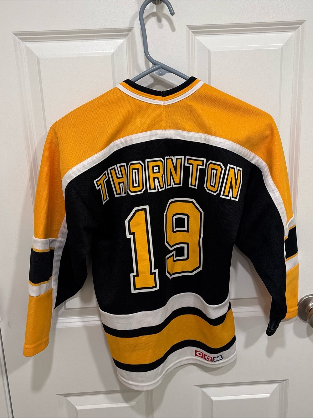 CCM NHL Boston Bruins Joe Thornton #19 Hockey Jersey Boys Size Small/Medium - Picture 3 of 3